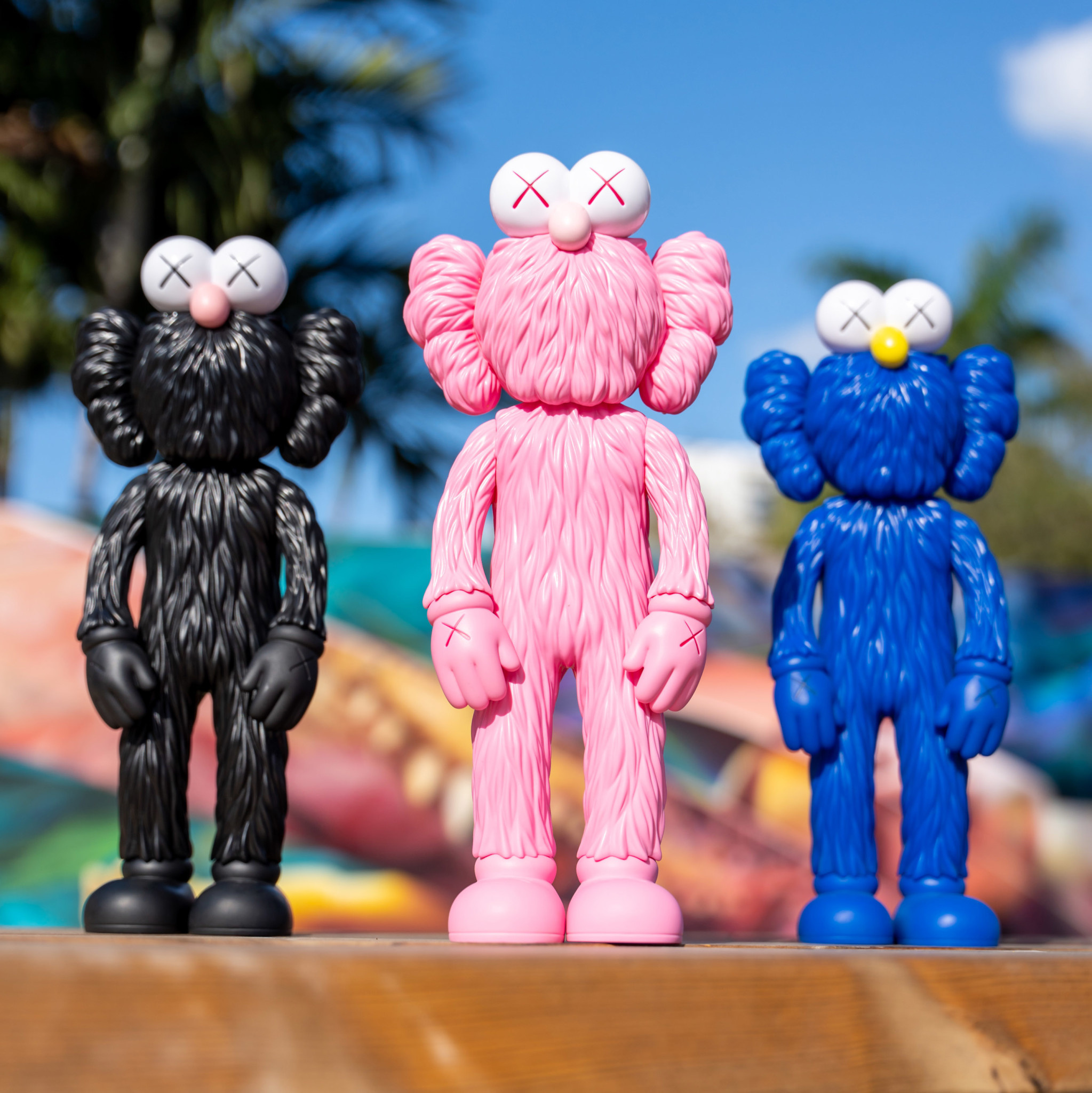 Invest in KAWS BFF Pink Vinyl Figure – Authenticity & Emotion