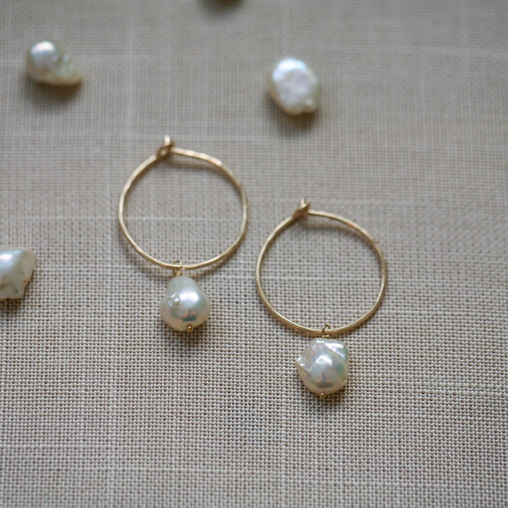 Earrings small pearl hoops - Gold