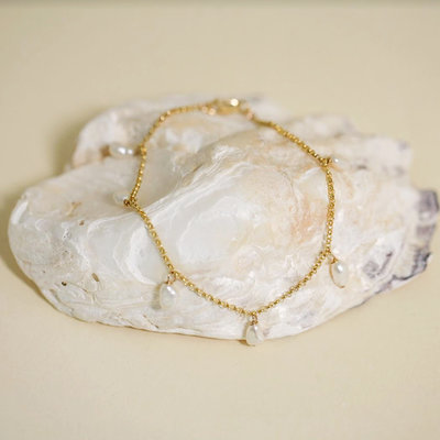 Dangling pearl bracelet - Gold