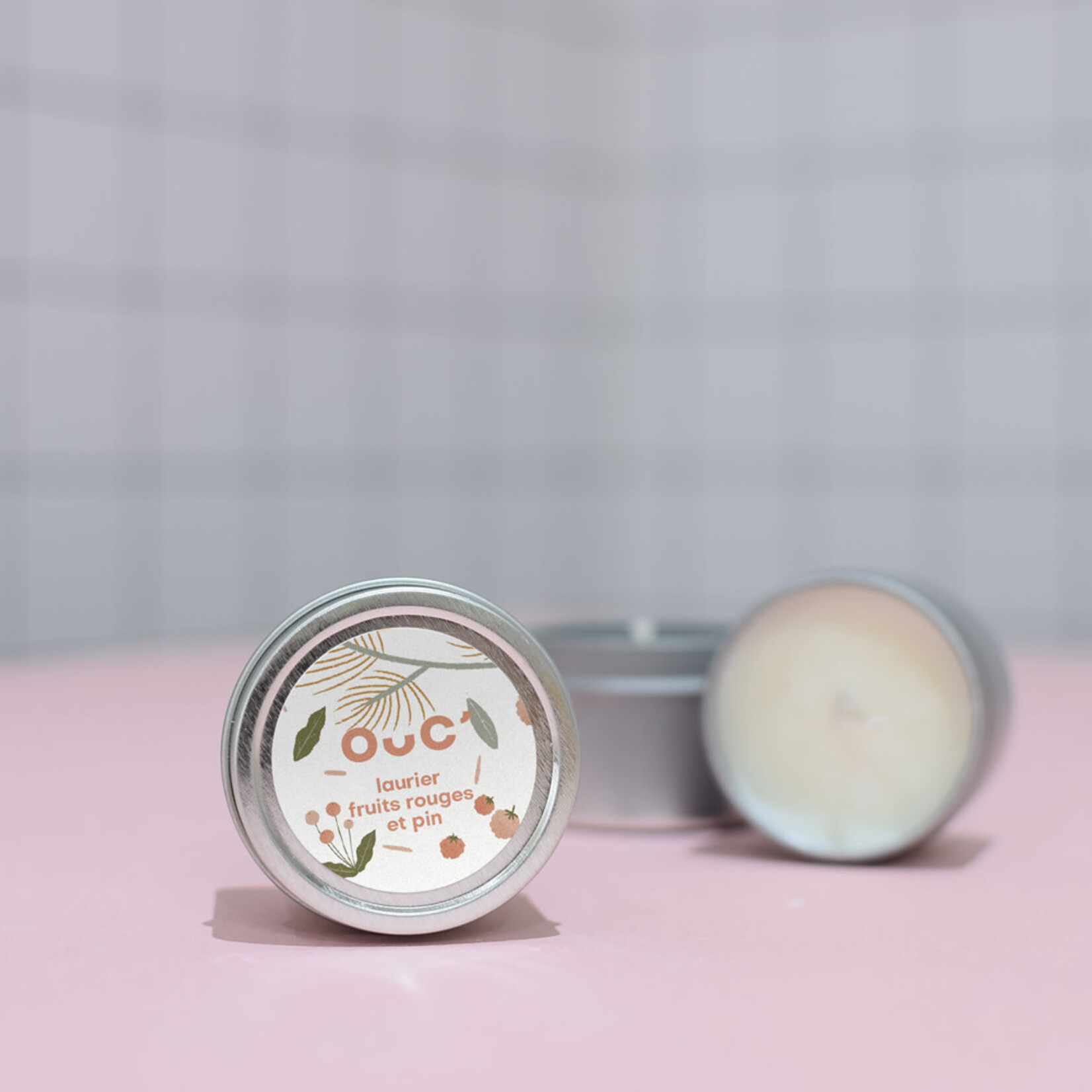 Laurel, red berries and pine candle