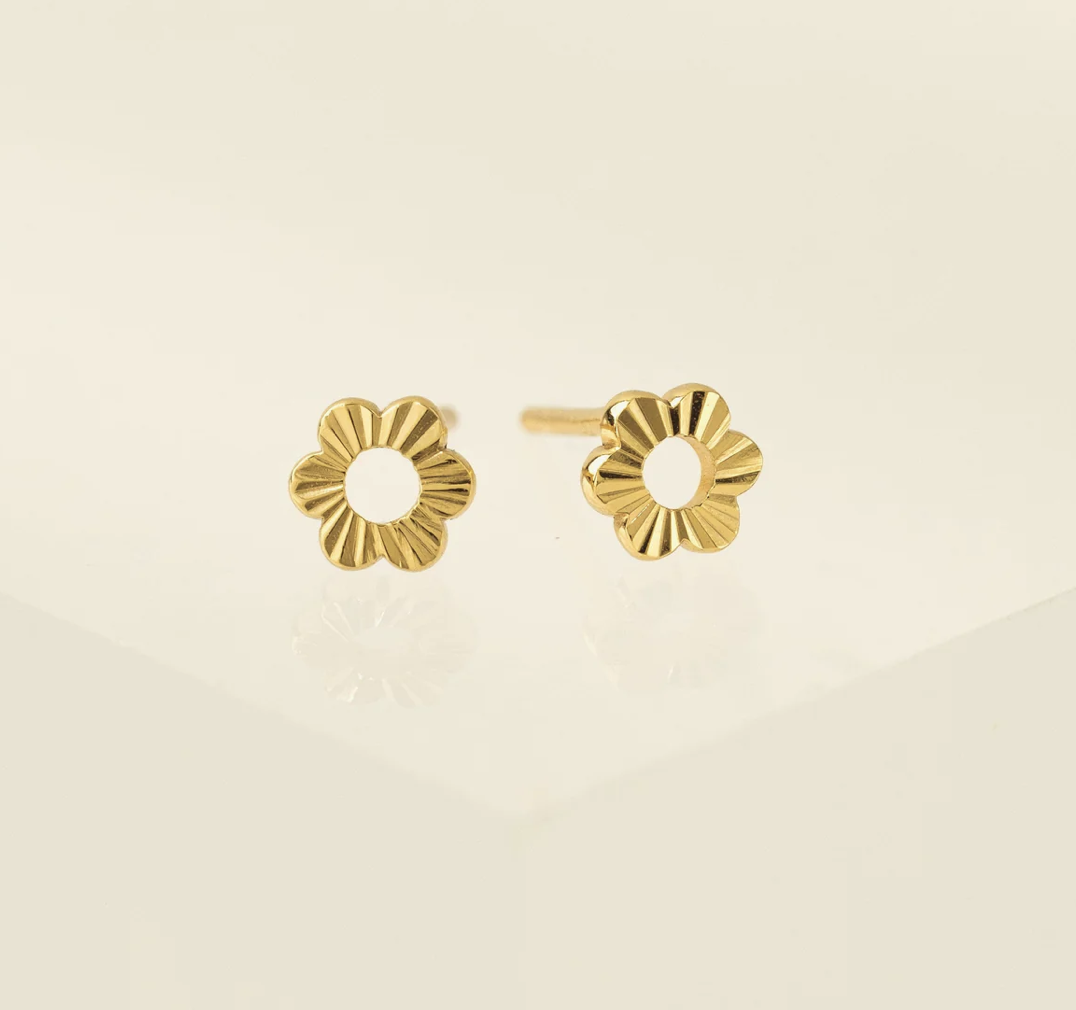 Gold daisy earrings