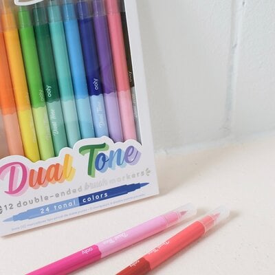 Set of 12 double-tipped markers