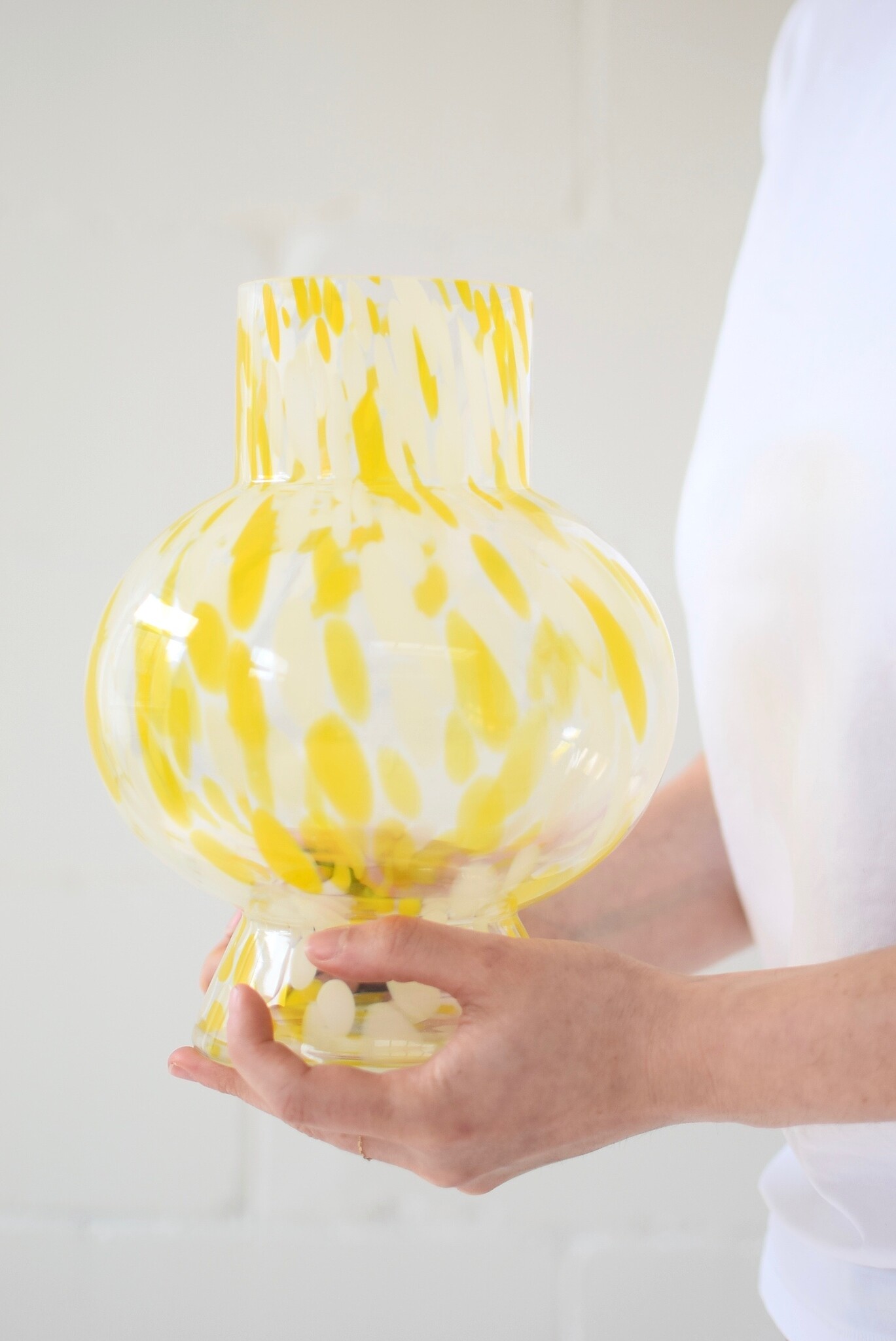 Vase boule moucheté jaune