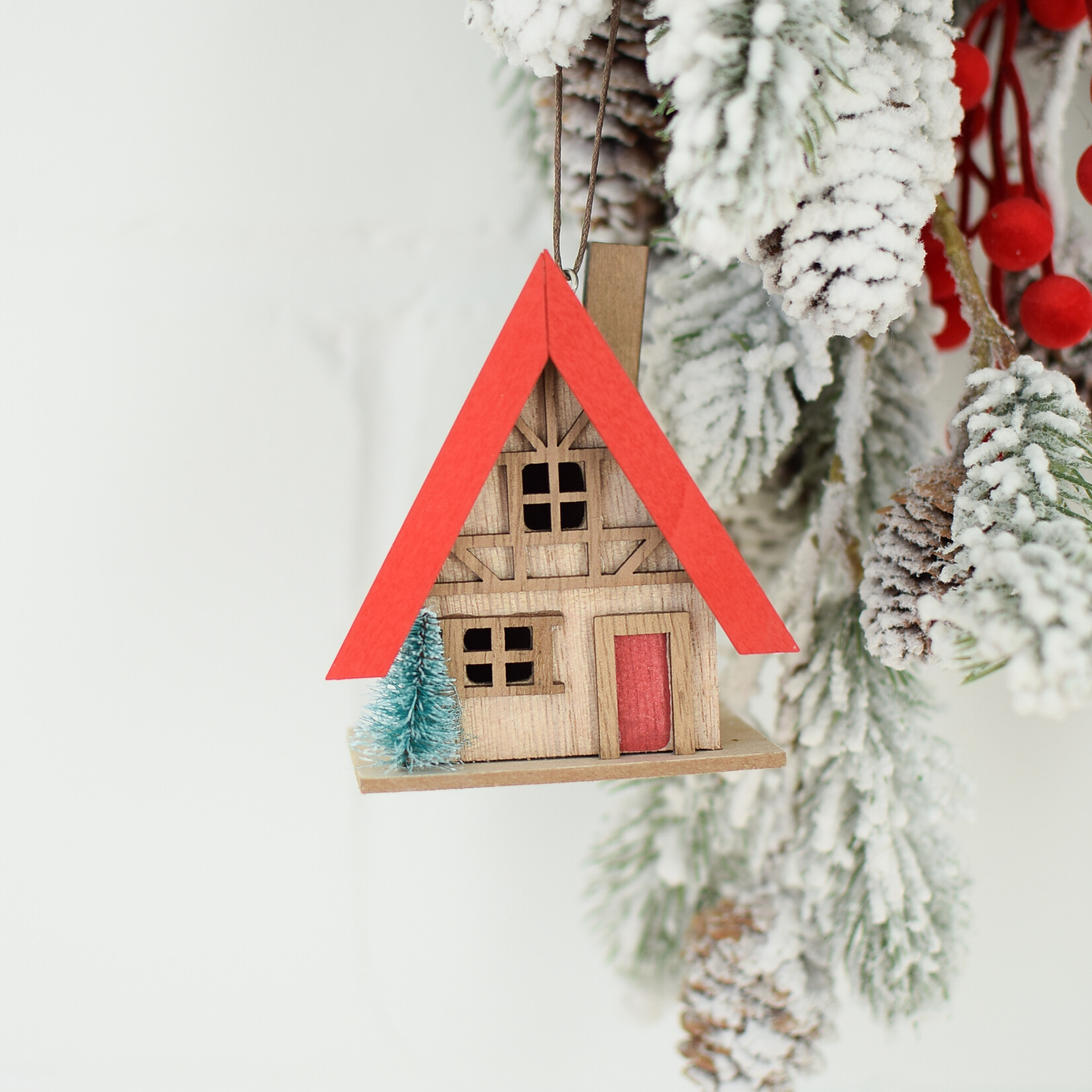 Wood ornament - Chalet rouge