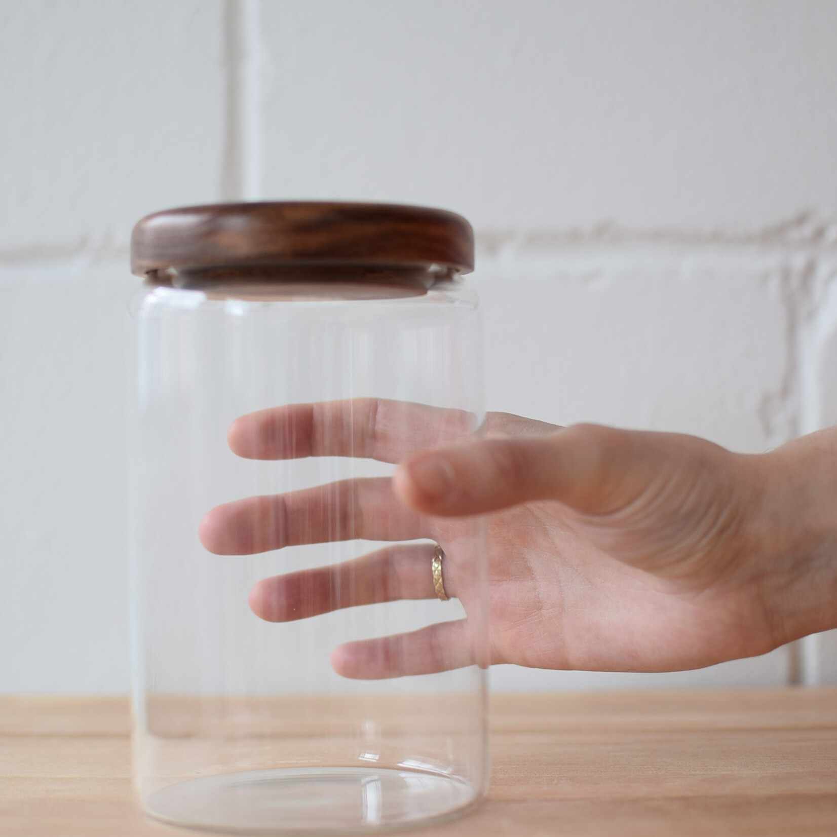 Glass jar with acacia lid