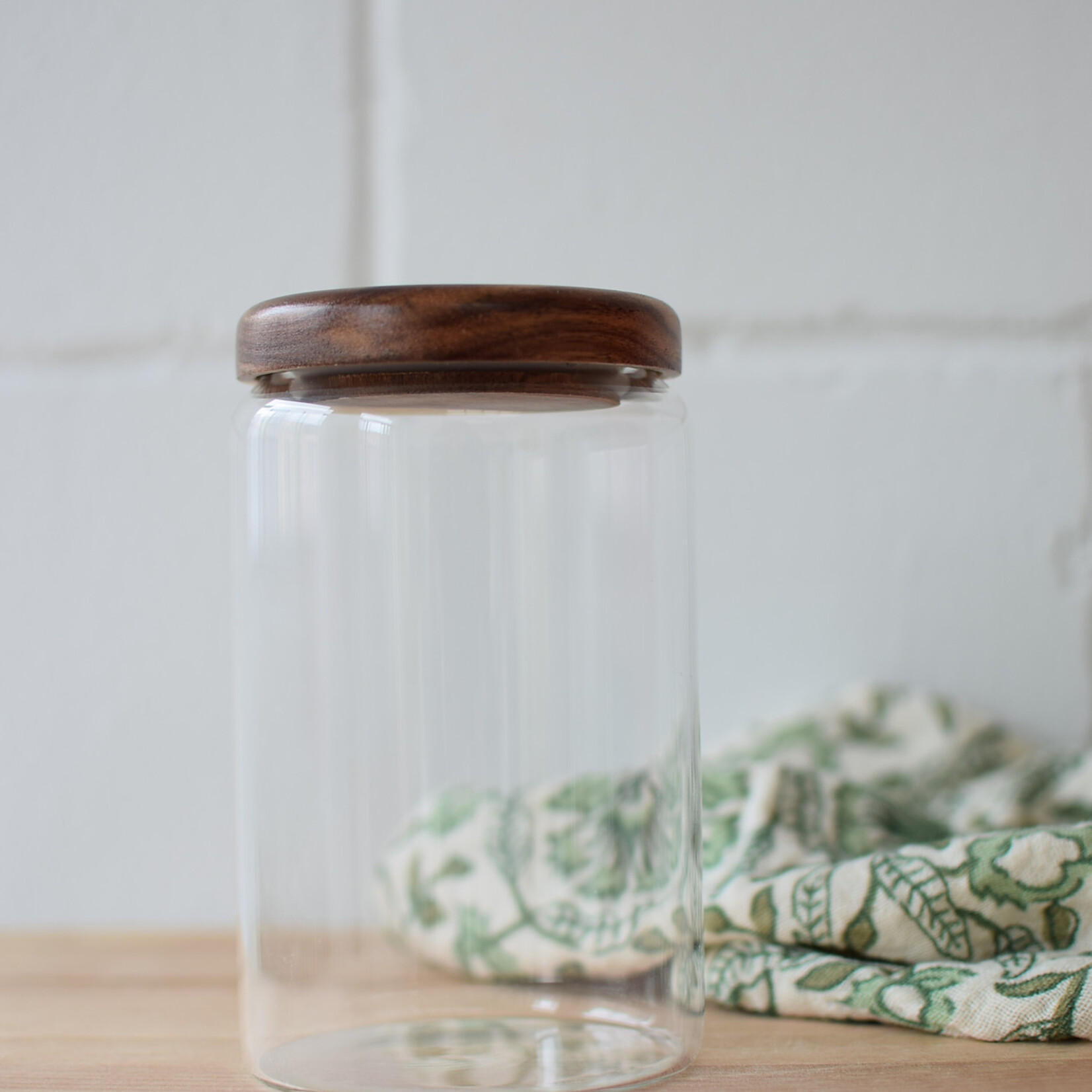 Glass jar with acacia lid