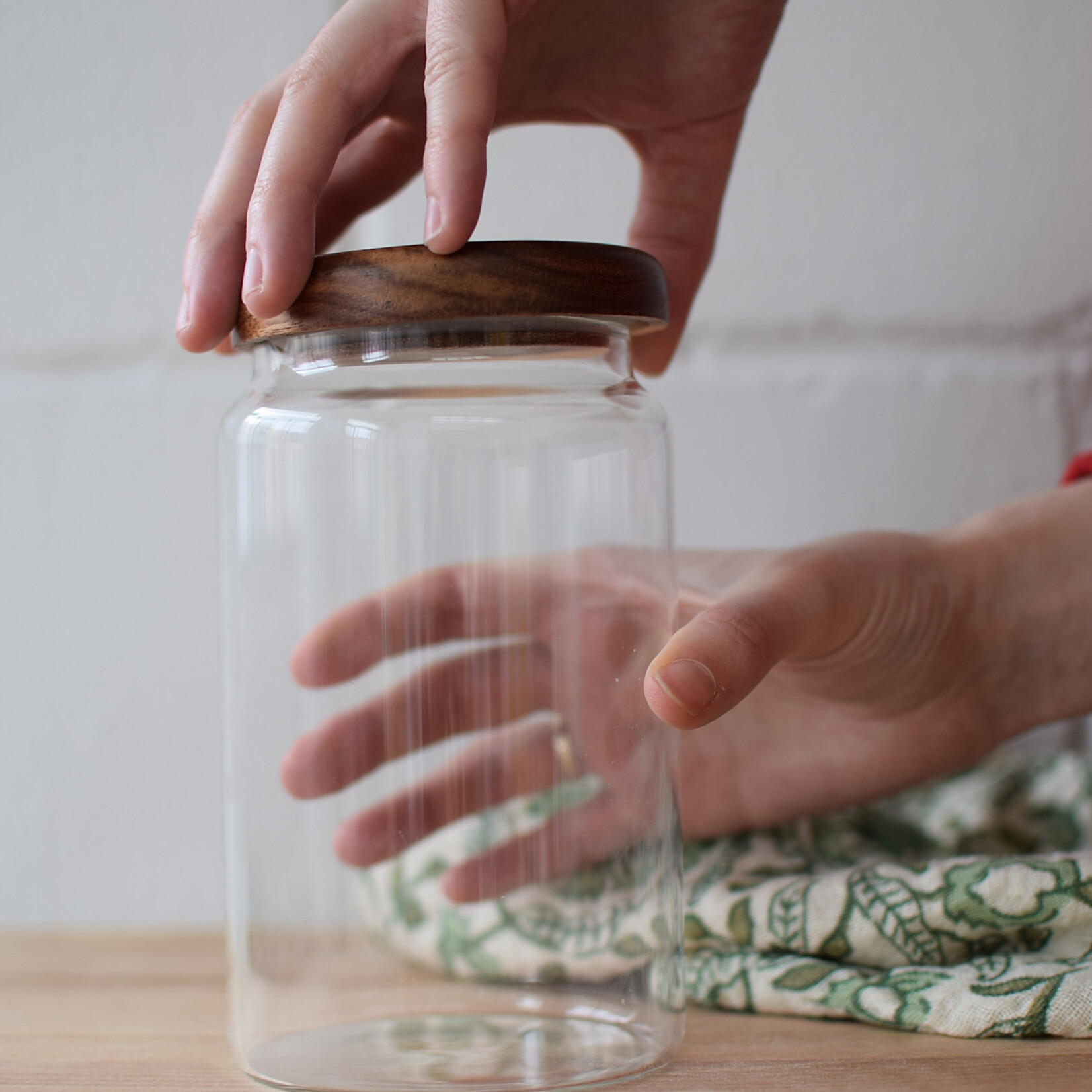 Glass jar with acacia lid