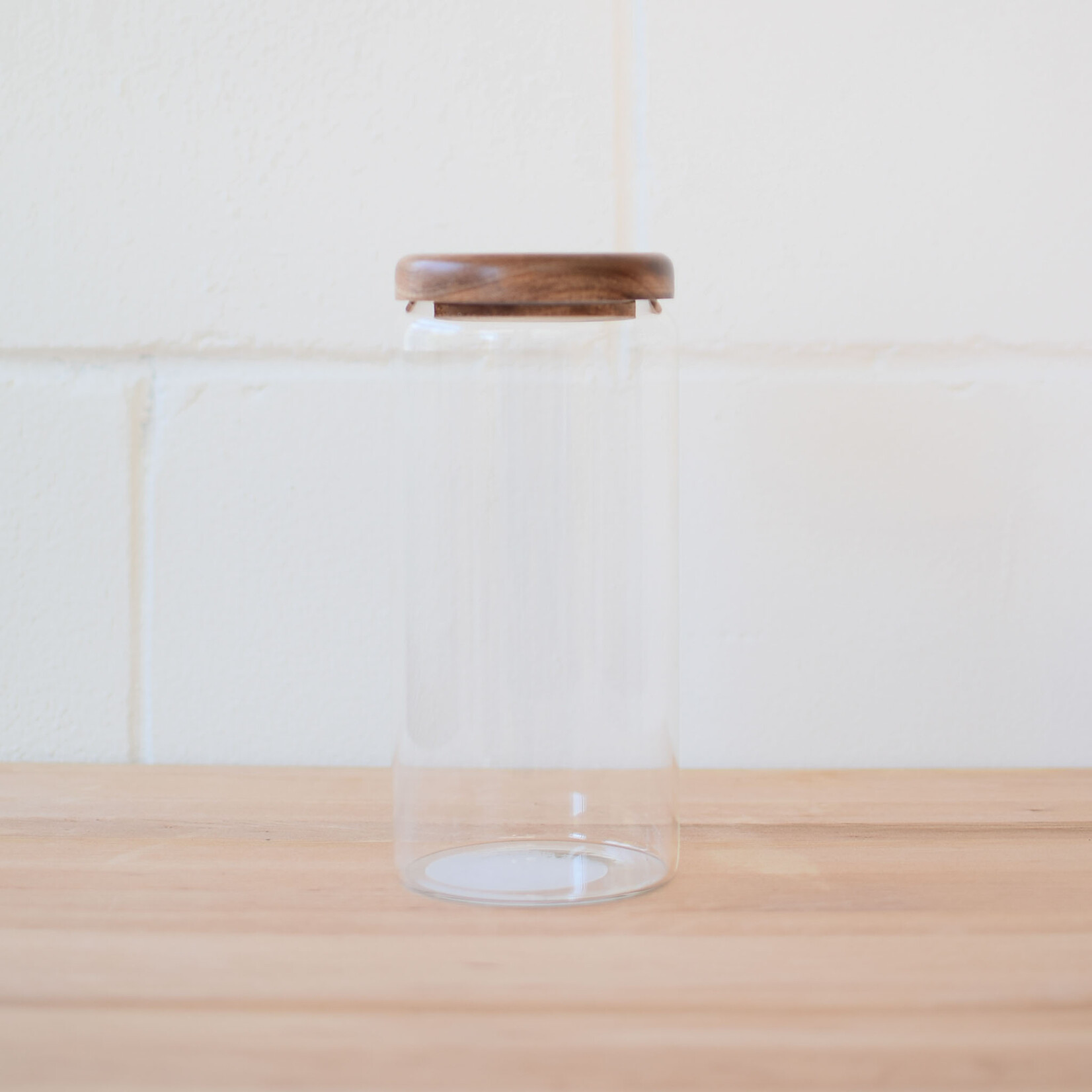 Glass jar with acacia lid