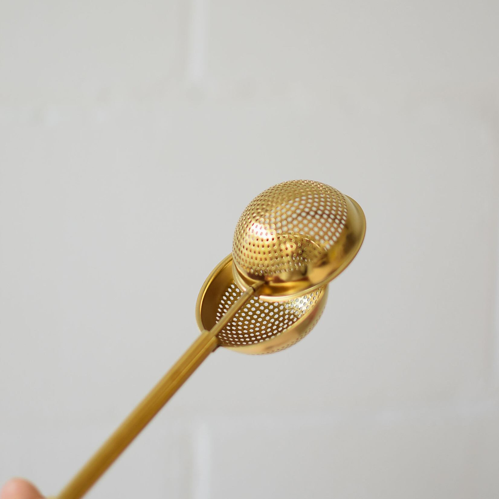 Filtre thé à manche doré