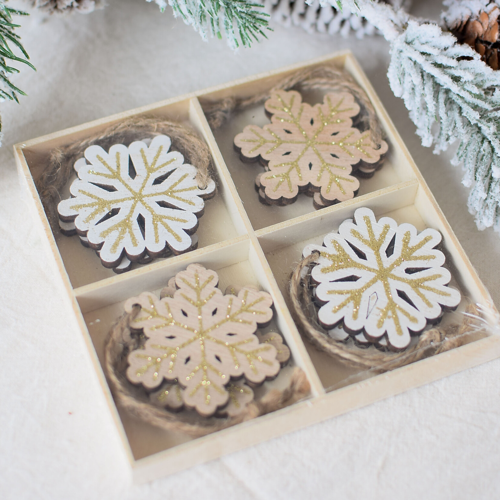 Snowflakes ornaments (set of 8) flocons en bois set de 8