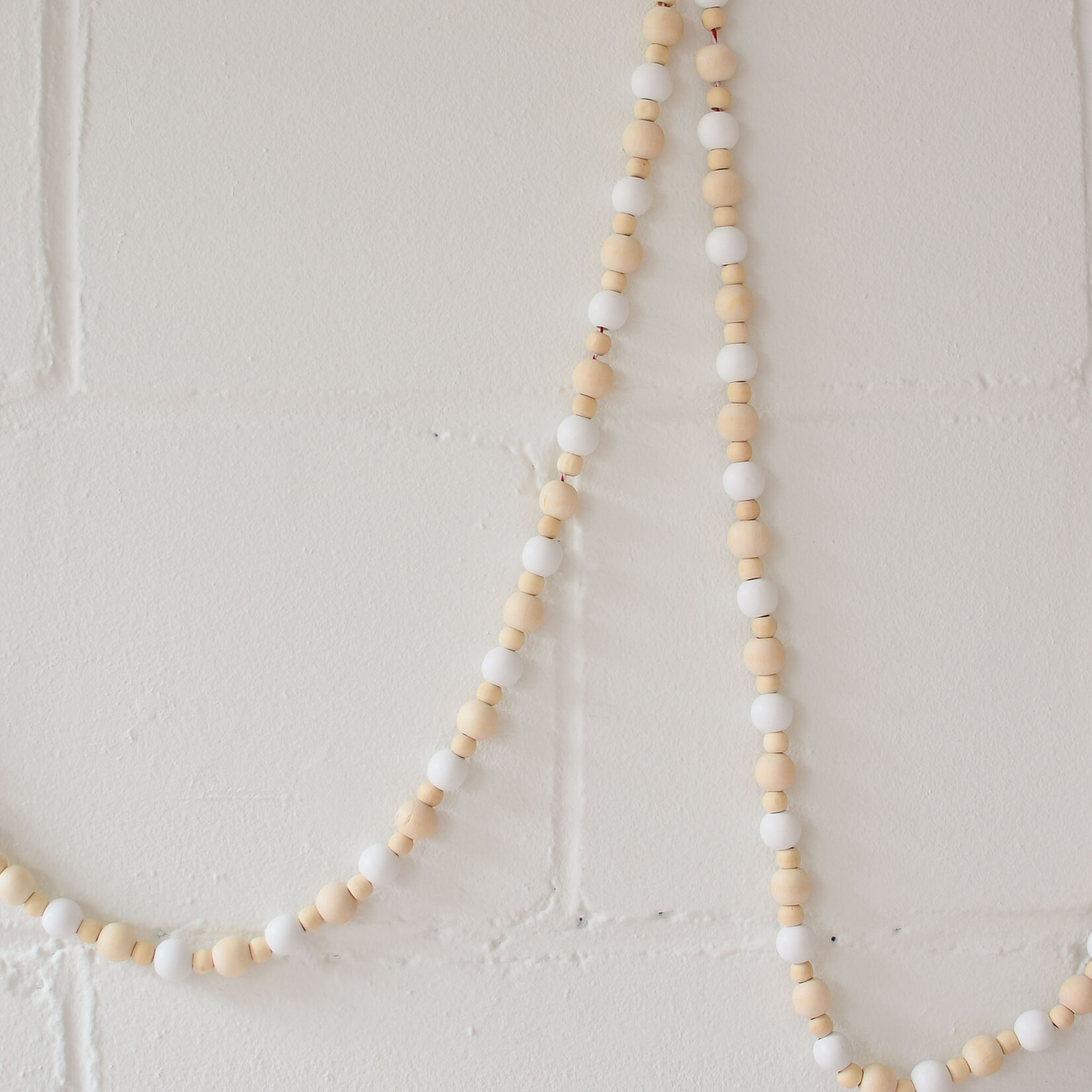 White and wooden beads garland