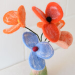 Fleur en laine coquelicot