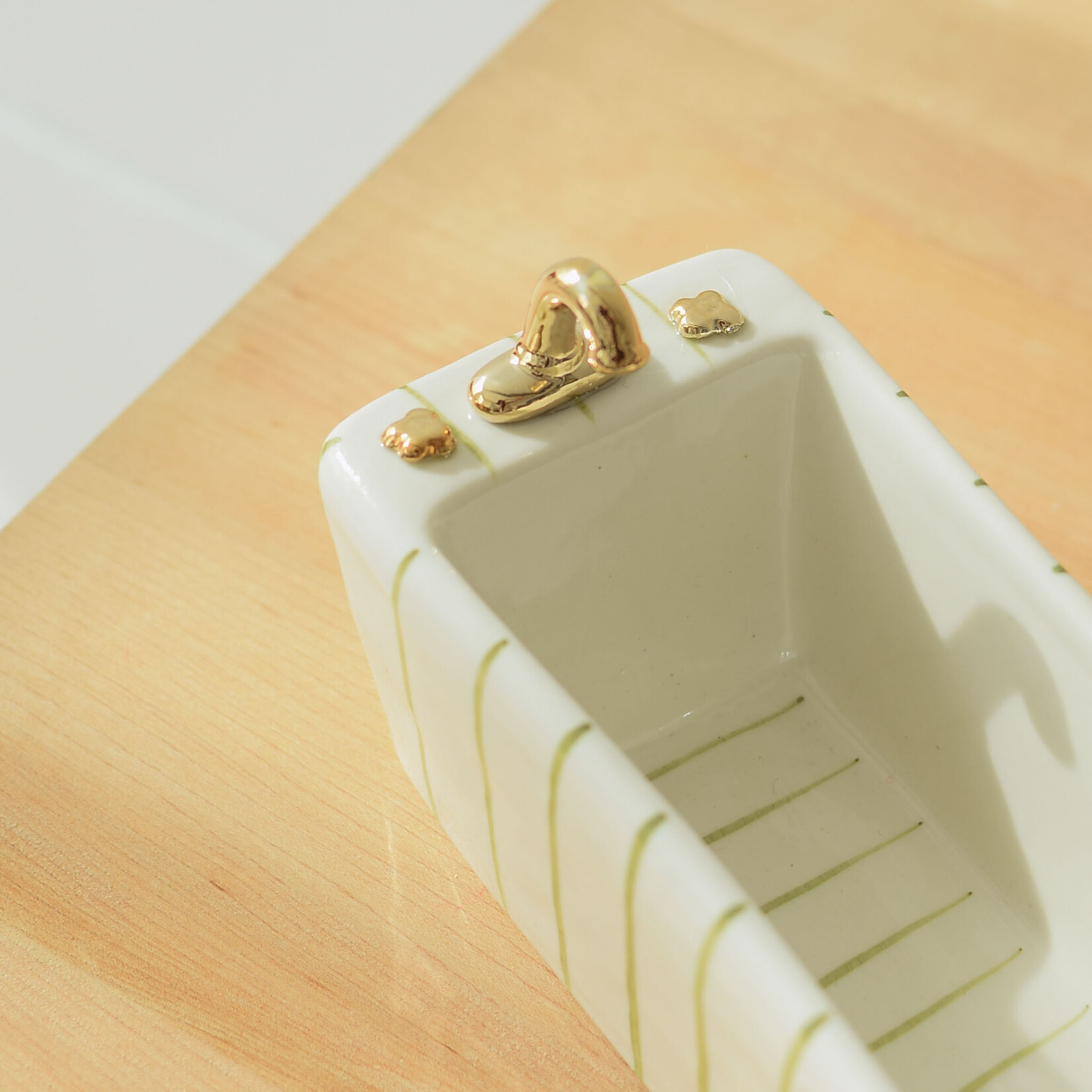 Ceramic bathtub soap dish