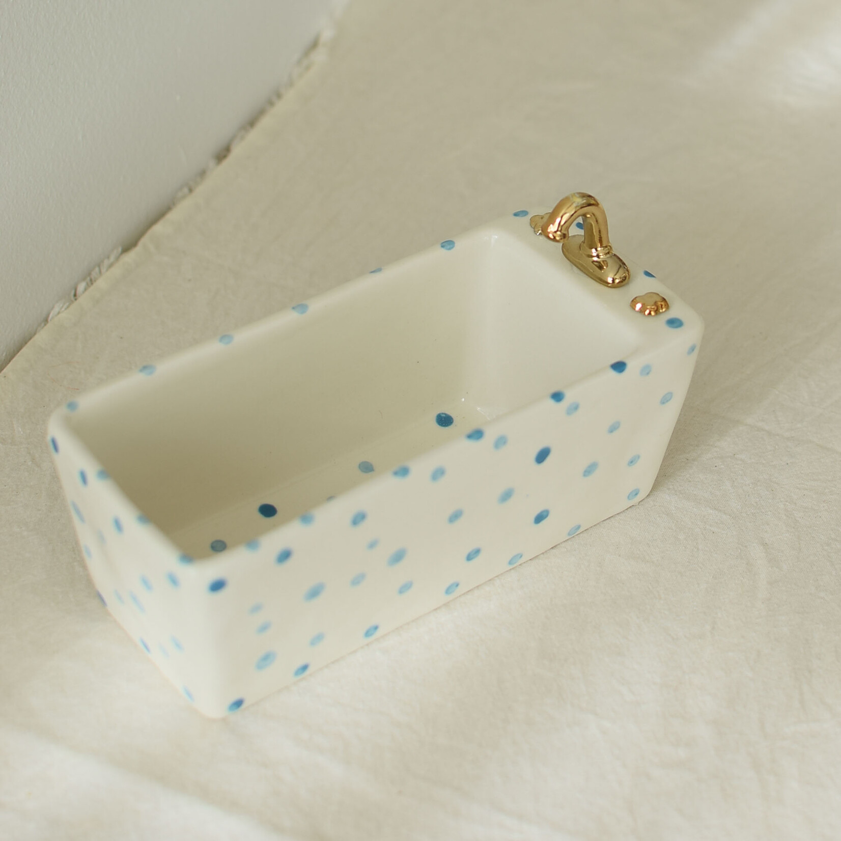 Ceramic bathtub soap dish
