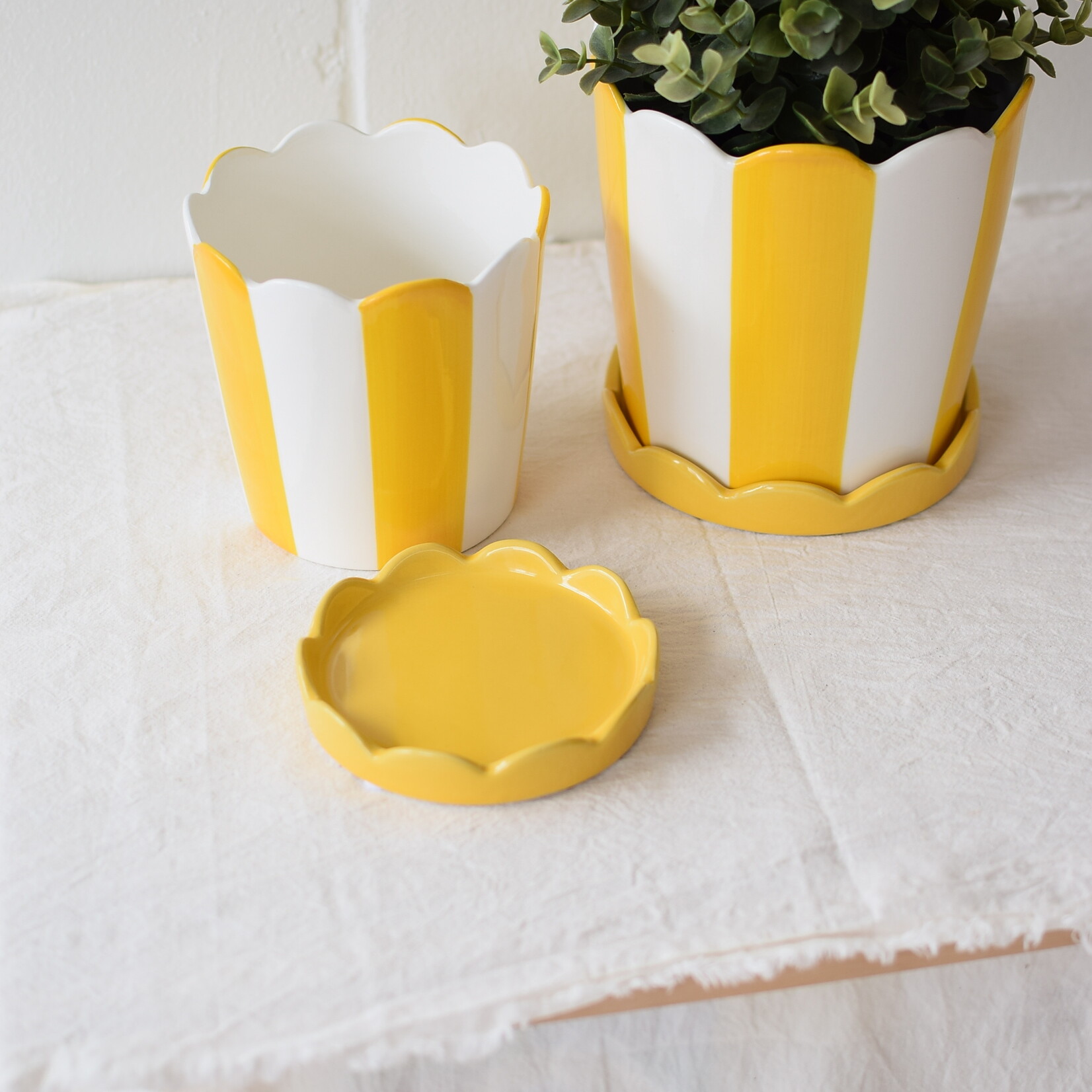 Pot plante festonné et soucoupe - Rayures jaunes (2 tailles)