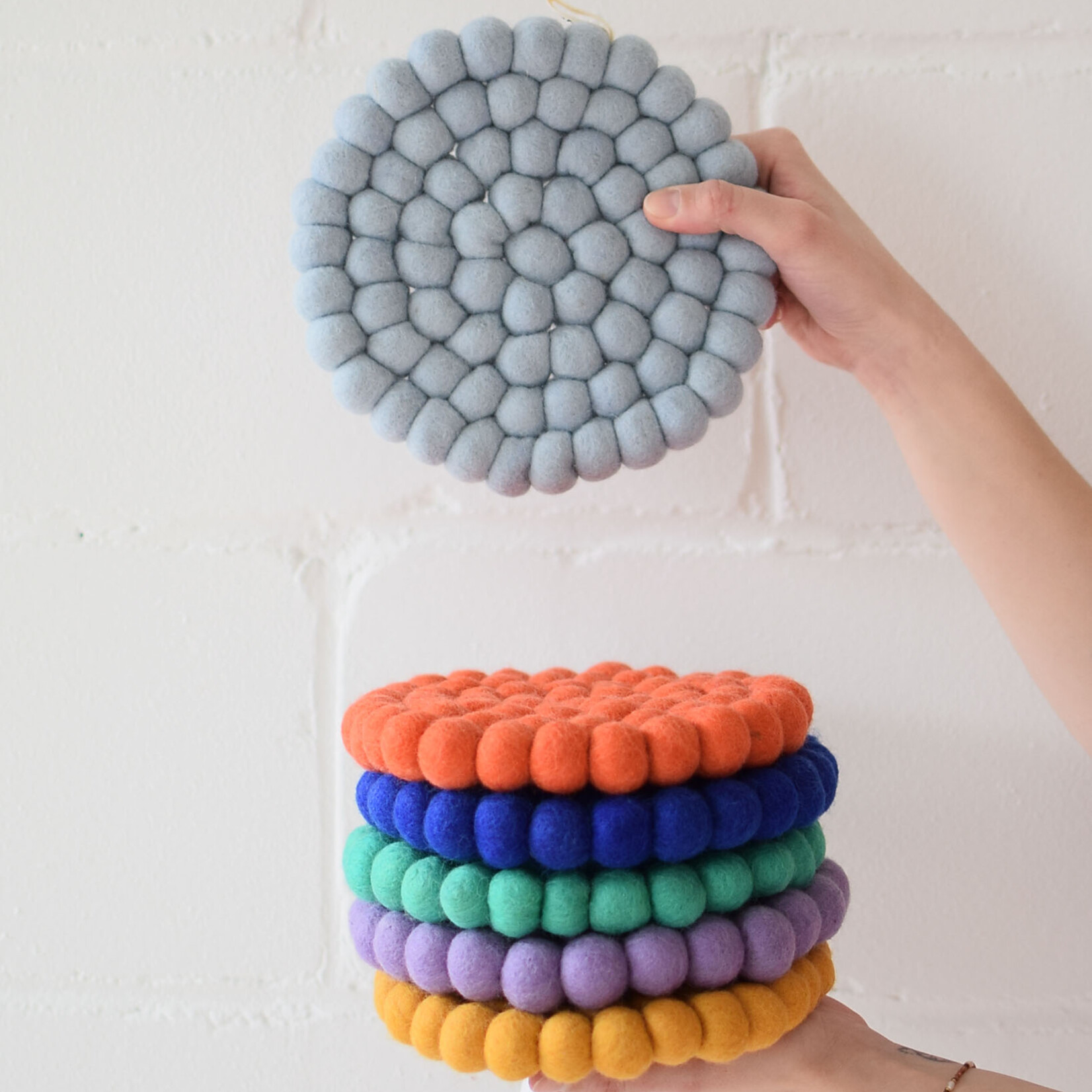 Pom-pom trivet - Electric blue