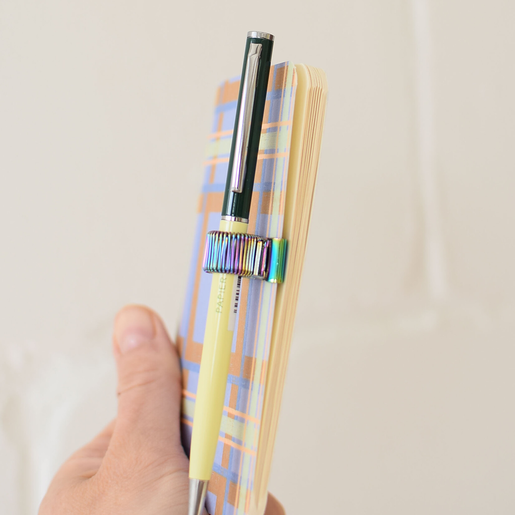 Clip porte-stylo pour carnet
