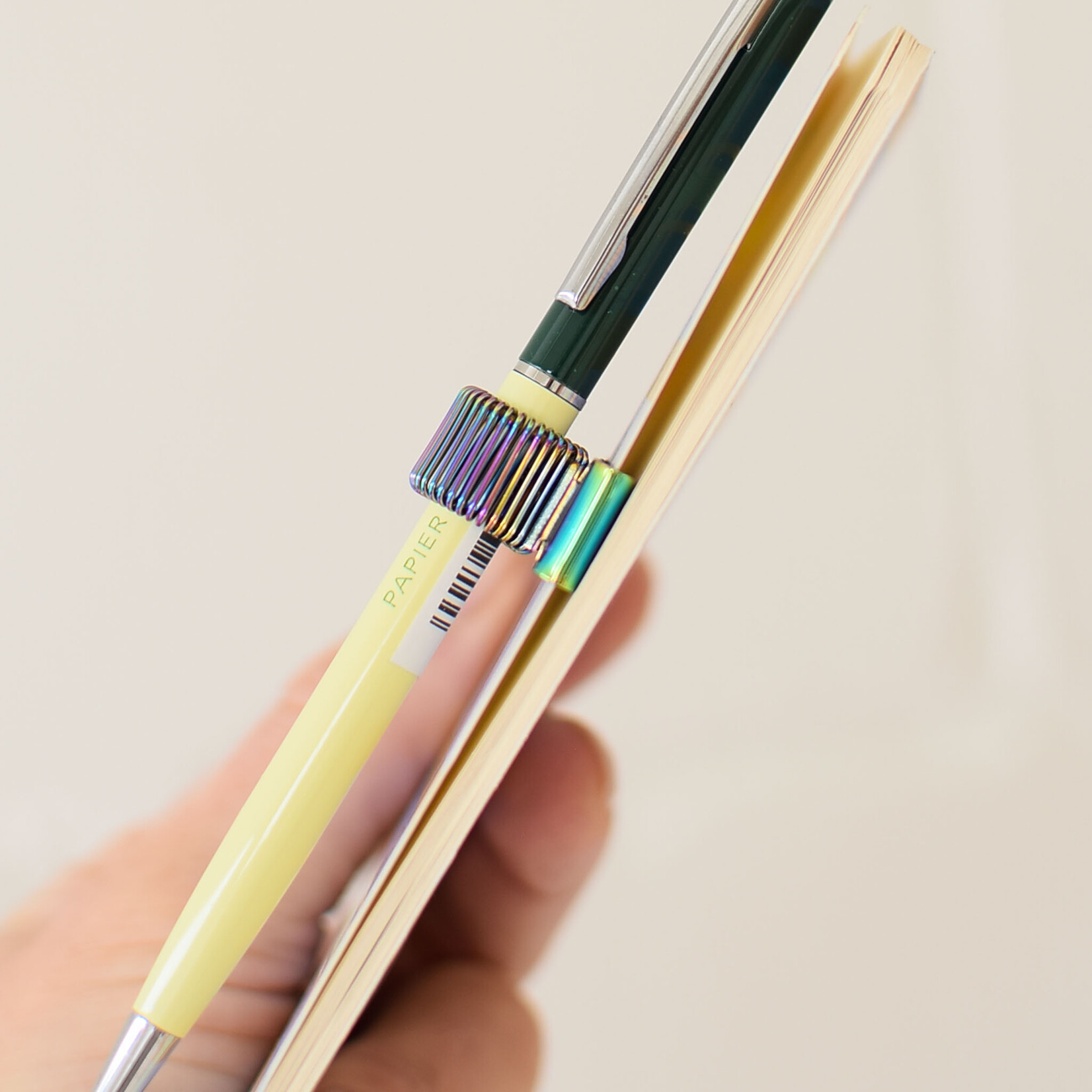 Clip porte-stylo pour carnet