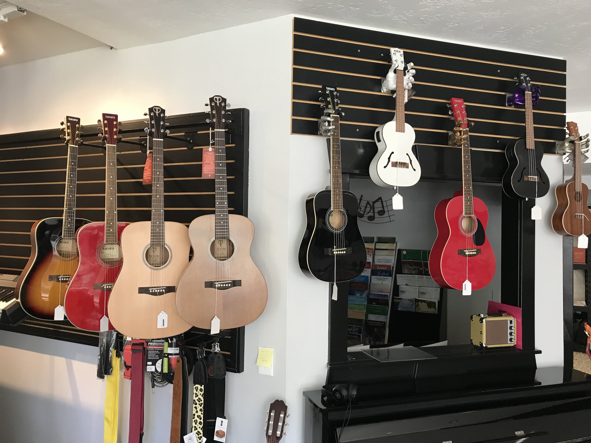https://cdn.shoplightspeed.com/shops/622071/files/12774054/guitars-1.jpg