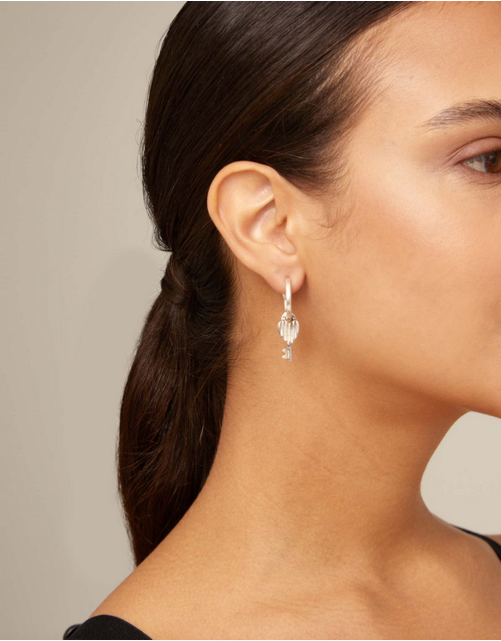 Uno de 50 Uno PEN0884GRSMTL0U Magic Key Earrings