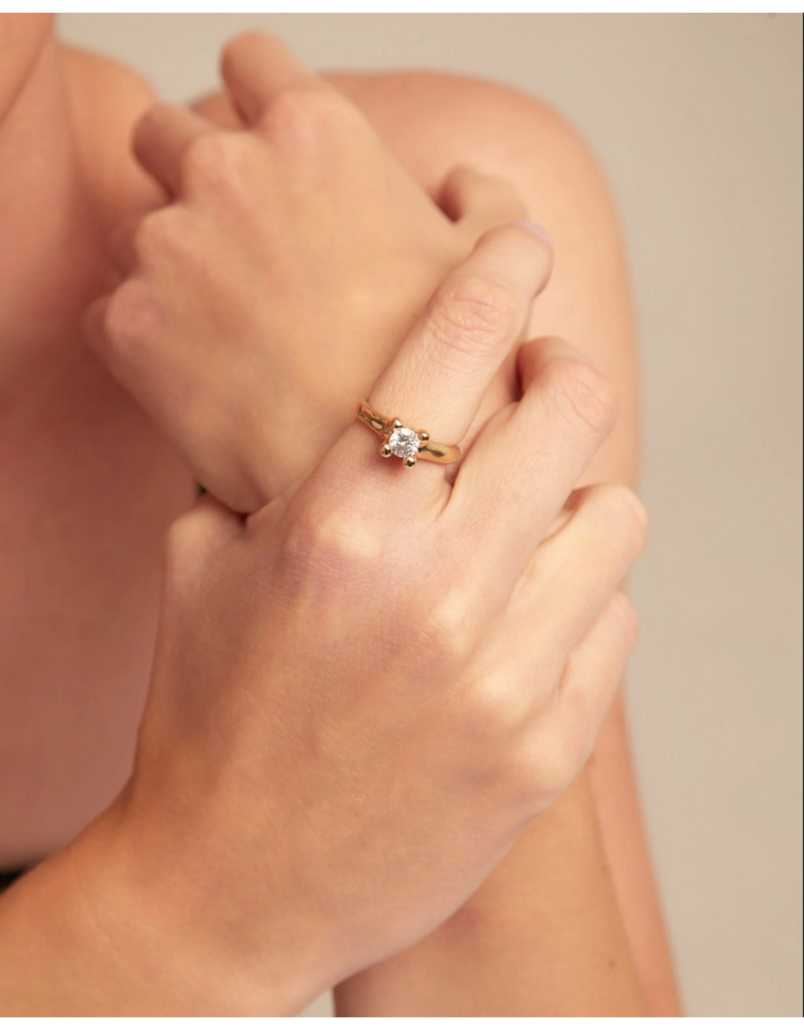 Uno de 50 Uno de 50 ANI0804BLNORO Cosmos Gold Diamond Solitaire Ring
