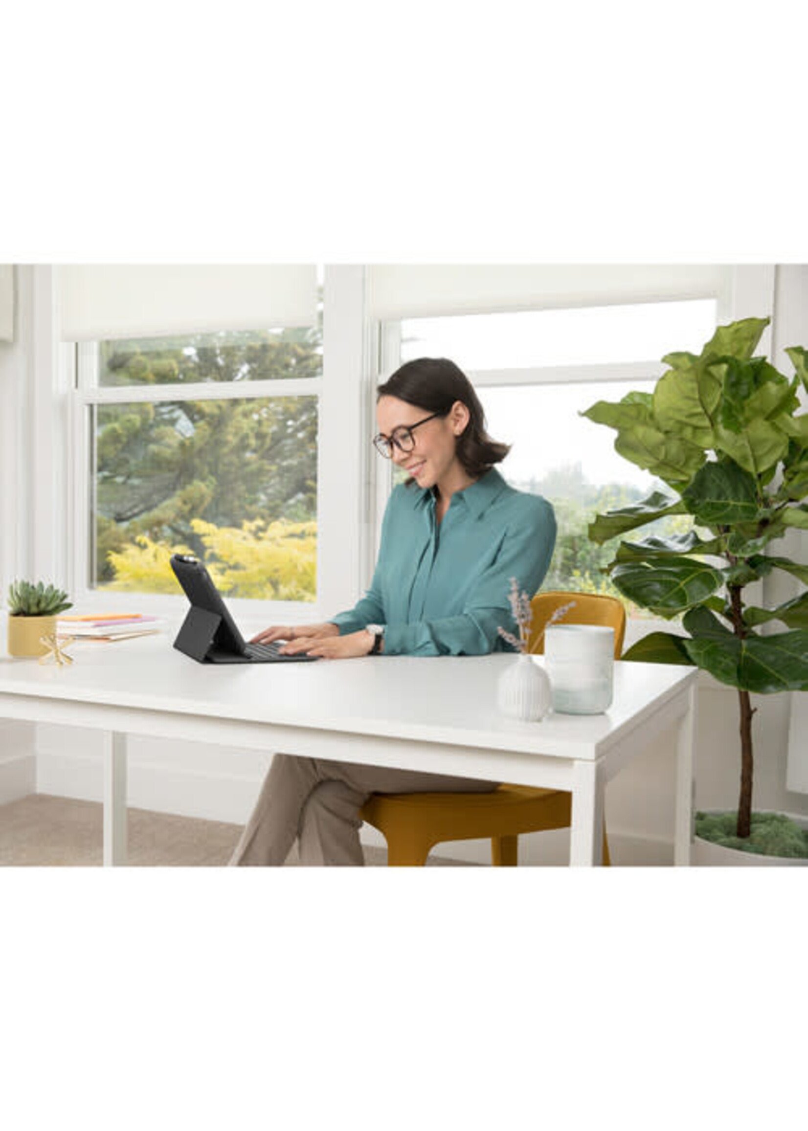 LOGITECH Logitech Slim Folio Protective Bluetooth Keyboard Case for iPad Air 3rd Gen (Graphite)