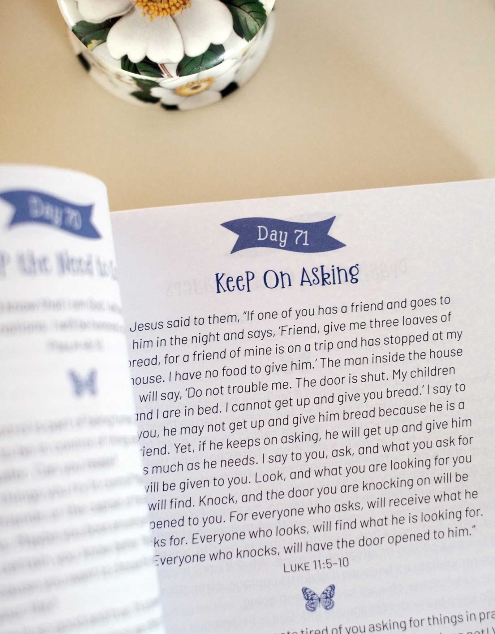 Barbour Publishing Daily Devotions and Prayers for Courageous Girls