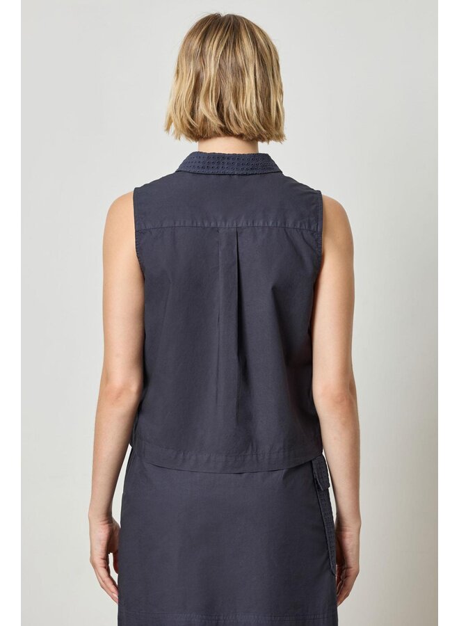 EYELET COLLAR SLEEVELESS SHIRT