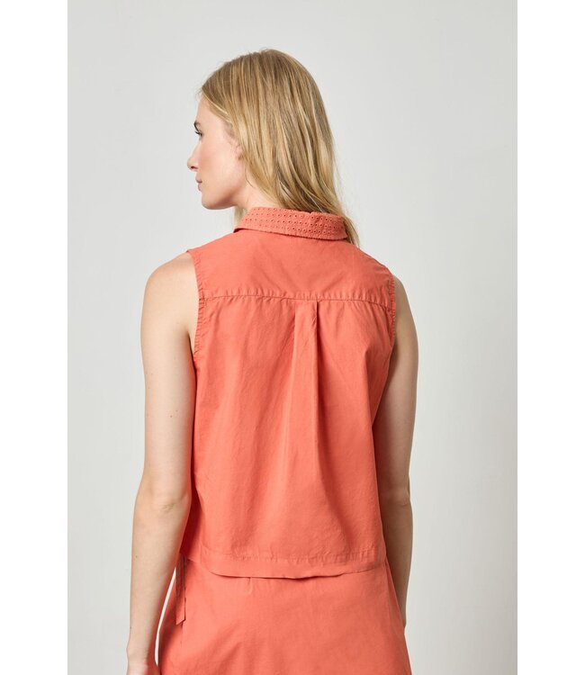EYELET COLLAR SLEEVELESS SHIRT