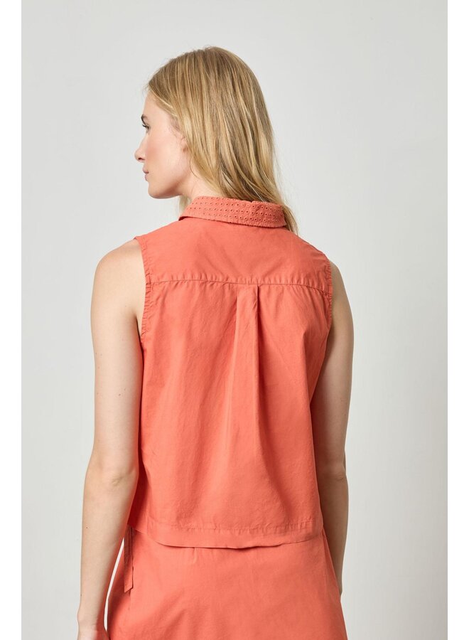 EYELET COLLAR SLEEVELESS SHIRT