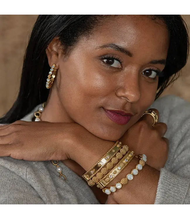 CAPUCINE DE WULF Berry Eternity Hinged Bangle, Sm, Gold