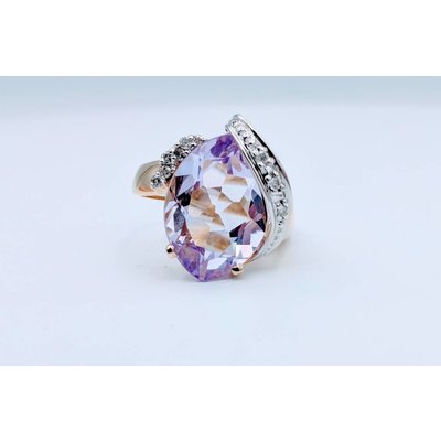 Ring Amethyst and Diamond 14KT Sz 7 Ring Amethyst and Diamond 14KT Sz 7
