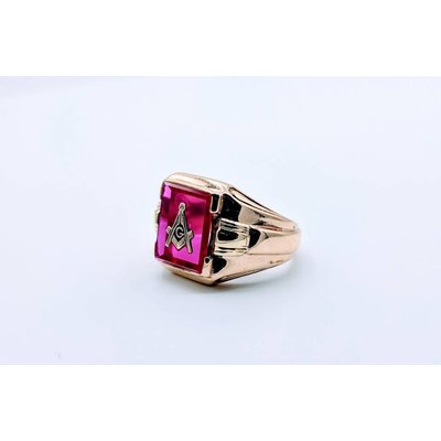 Ring Mason W/Red Stone 10k Sz 7.5 Ring Mason W/Red Stone 10k Sz 7.5