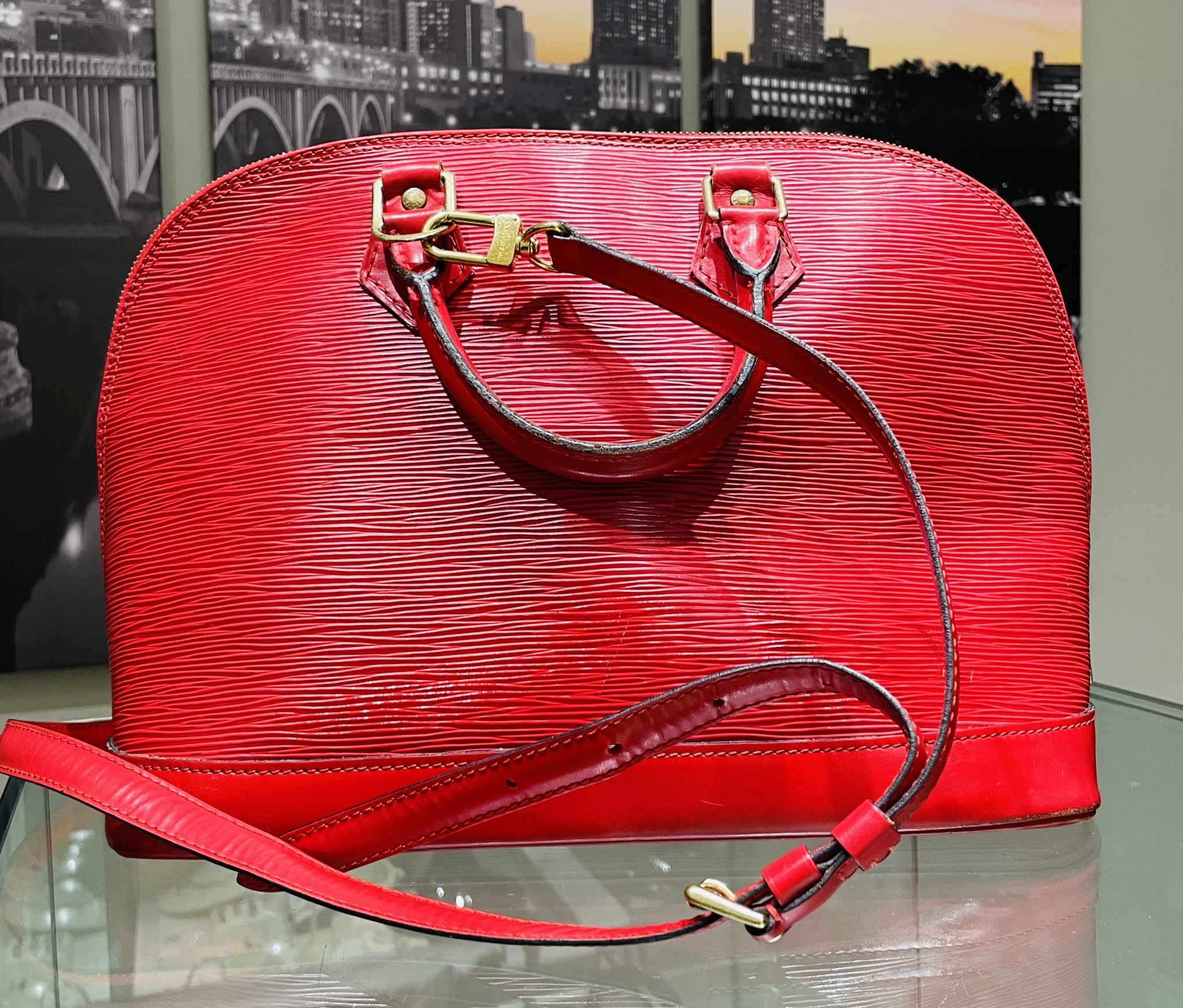 Handbag Louis Vuitton Alma Epi Red W/strap 122100069