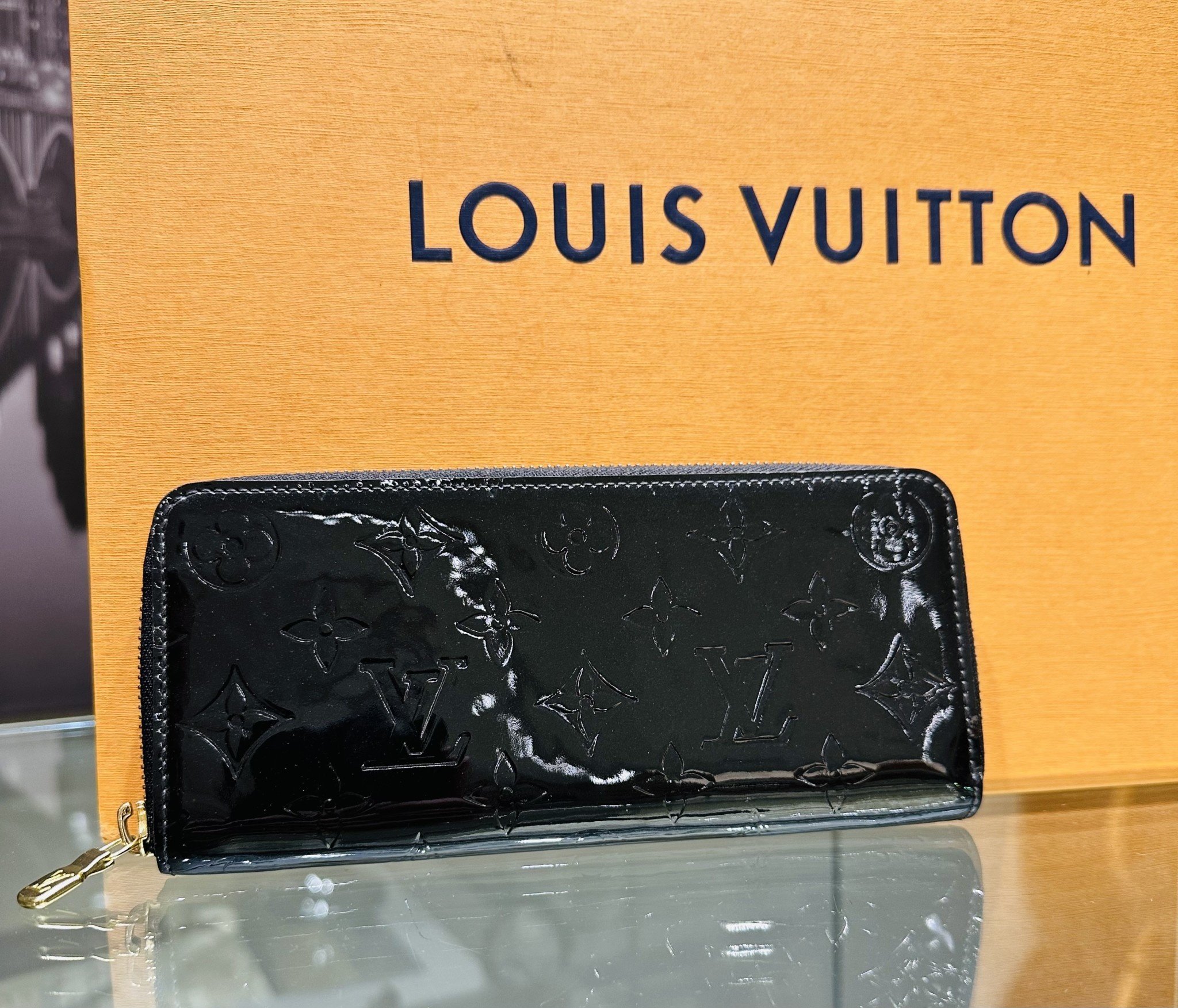 Louis Vuitton Men's Zip Around Wallet Black - NOBLEMARS