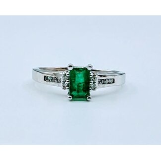 Ring .10ctw Round Diamonds 6x4mm Emerald 10kw Sz6 223030095