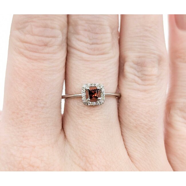 Ring .09ctw Round Diamonds .13ct Garnet 10kw sz7 124110156