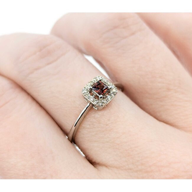 Ring .09ctw Round Diamonds .13ct Garnet 10kw sz7 124110156
