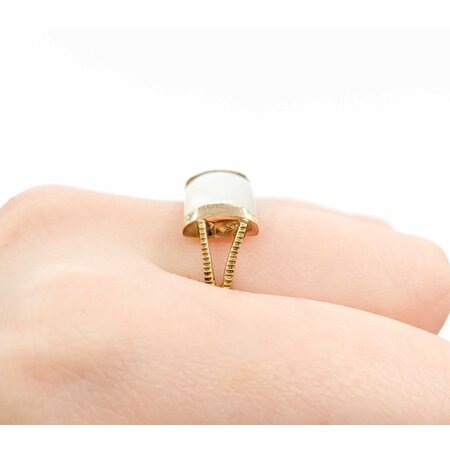 Ring 16x9mm Mother Of Pearl 10ky sz10 124110150
