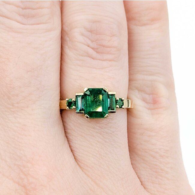 Ring Sky Dog Design 1.35ctw Emerald 14ky 7x9mm Sz5 3.6g 225010069