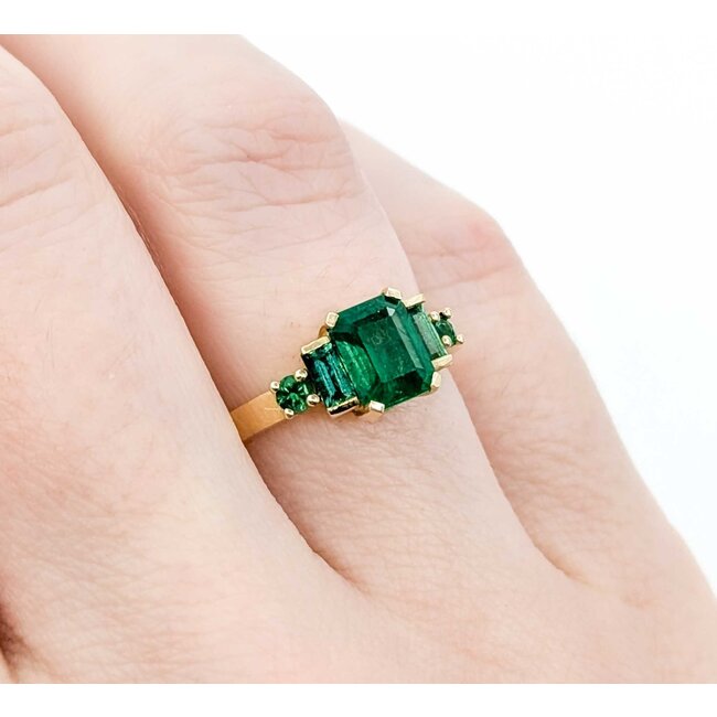 Ring Sky Dog Design 1.35ctw Emerald 14ky 7x9mm Sz5 3.6g 225010069