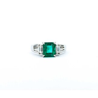 Ring 3-Stone 0.26ctw Baguette Diamonds 1.48ct Emerald 900pt 7.4mm sz6.5 4.07g 125030067