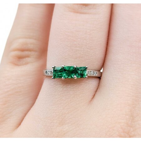 Ring 3 Stone .02ctw Round Diamonds .50ctw Emeralds 14kw Sz5 1.26g 225040032