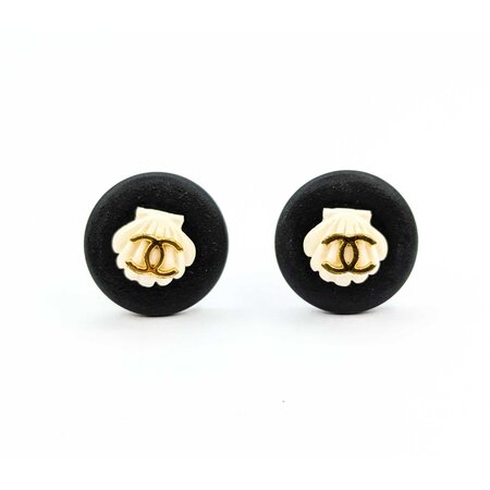 Chanel Coco Mark Seashell Earrings 125050120