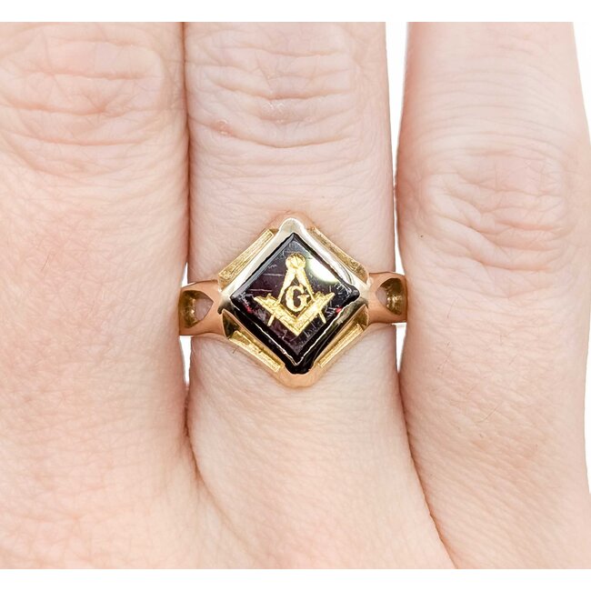 Ring Masonic Synthetic Ruby 10ky 14mm Sz10 5.1g 125062022