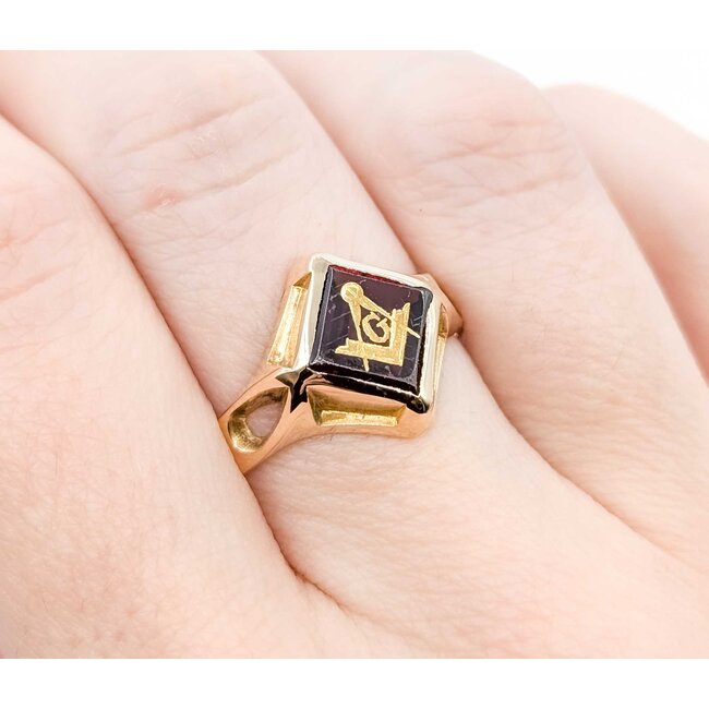 Ring Masonic Synthetic Ruby 10ky 14mm Sz10 5.1g 125062022