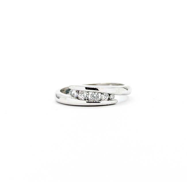 Ring Graduated .15ctw Round Diamonds 14kw 5mm Sz5.5 2.9g 125060068