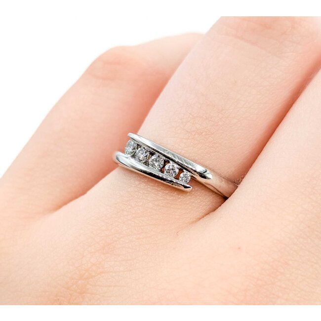 Ring Graduated .15ctw Round Diamonds 14kw 5mm Sz5.5 2.9g 125060068