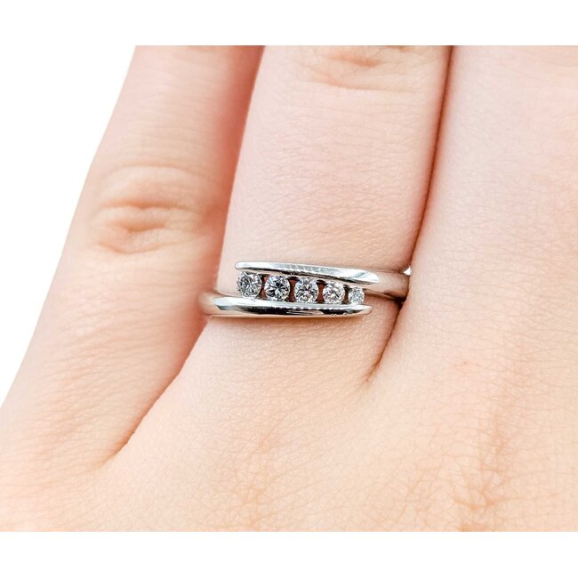 Ring Graduated .15ctw Round Diamonds 14kw 5mm Sz5.5 2.9g 125060068