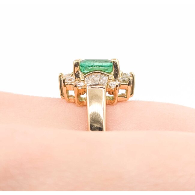 Ring .50ctw Round/Baguette Diamonds 2.10ct Emerald 14ky Sz6 4.9g 225070033